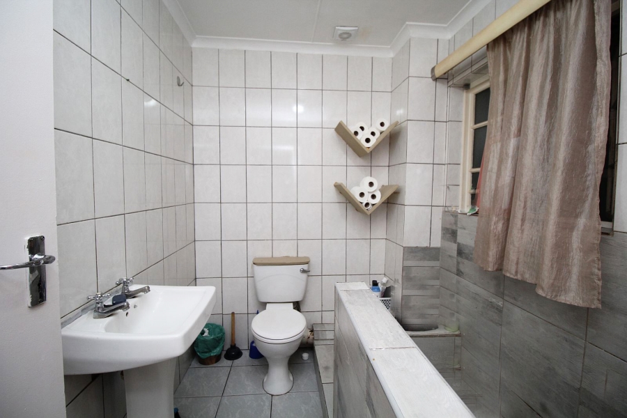 2 Bedroom Property for Sale in Middedorp Western Cape